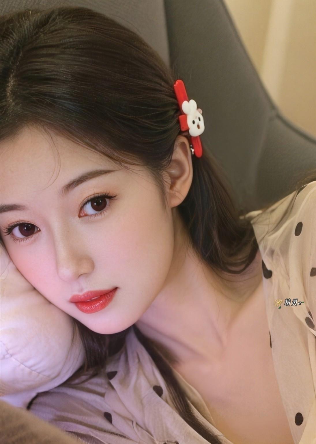 晨光微熹，岁月温柔，早安。清晨的第一缕阳光，照亮了前行的路，也温暖了平凡的日常。