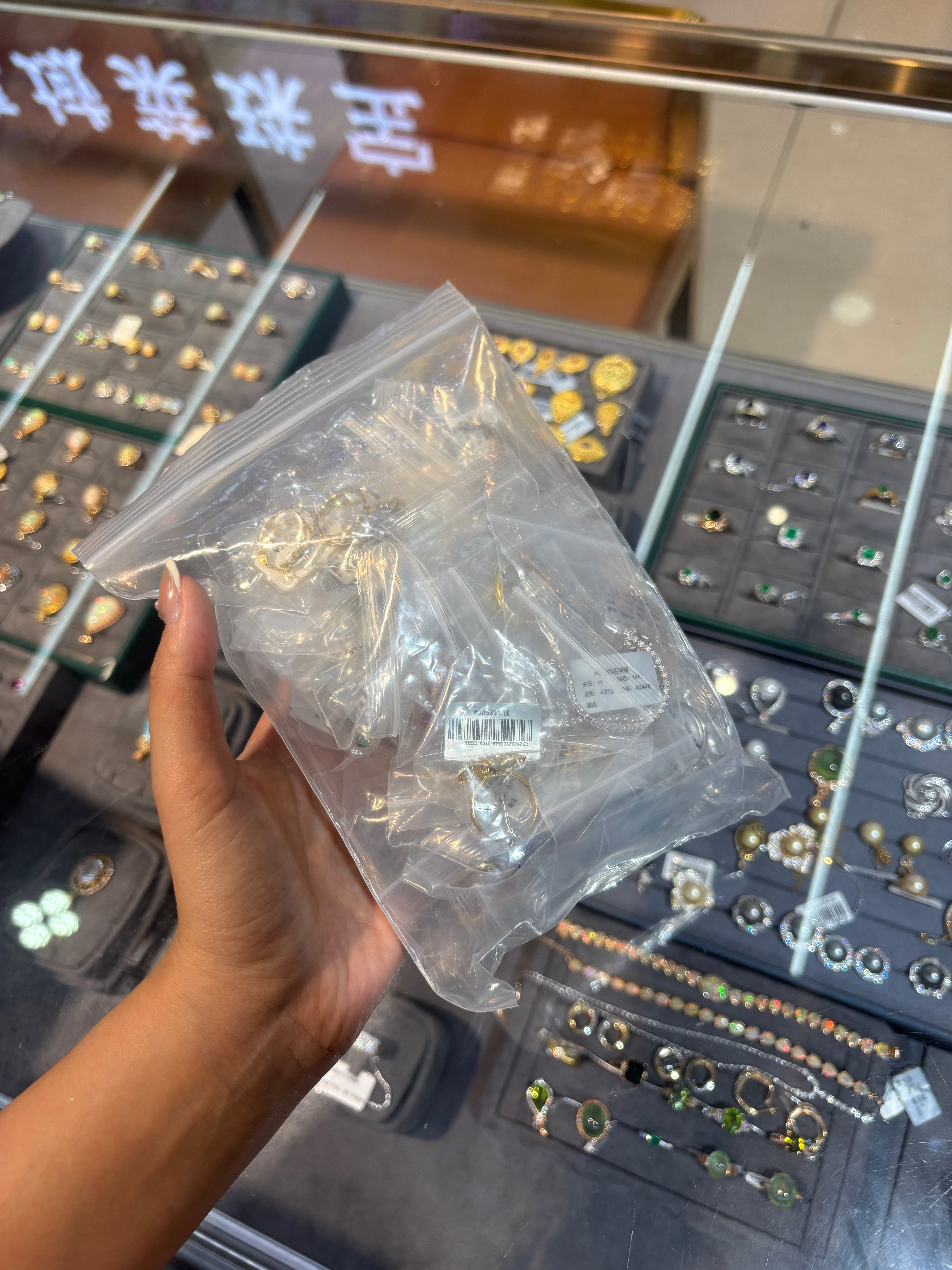 我出门就是一包几十万的珠宝随便扔个黑塑料袋里装着出门