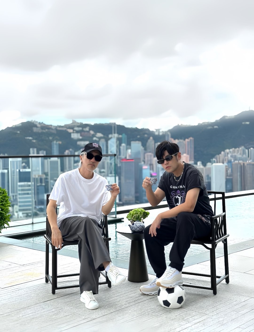 周星驰与周杰伦晒出合照，两个顶流相聚了[送花花][送花花] ​​​