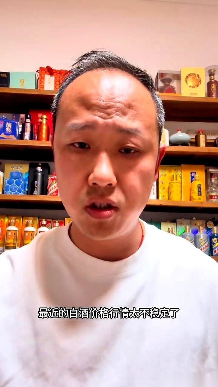 年底的超市白酒区，简直跟抢金子一样。
旁边一个小伙，购物车里堆了三箱，满头大汗还