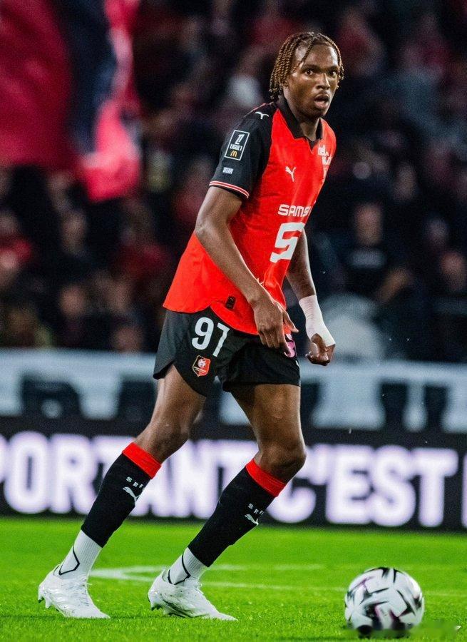 不知道为什么，明明没啥传闻  路边摊这边推荐雷恩的中后卫20岁杰里米·雅克还看到