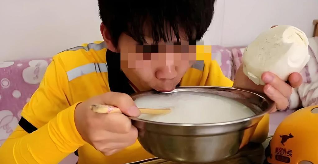 “周扒皮现世！”江苏南京，男子54天跑了2182单外卖，平均每天干12小时，他一