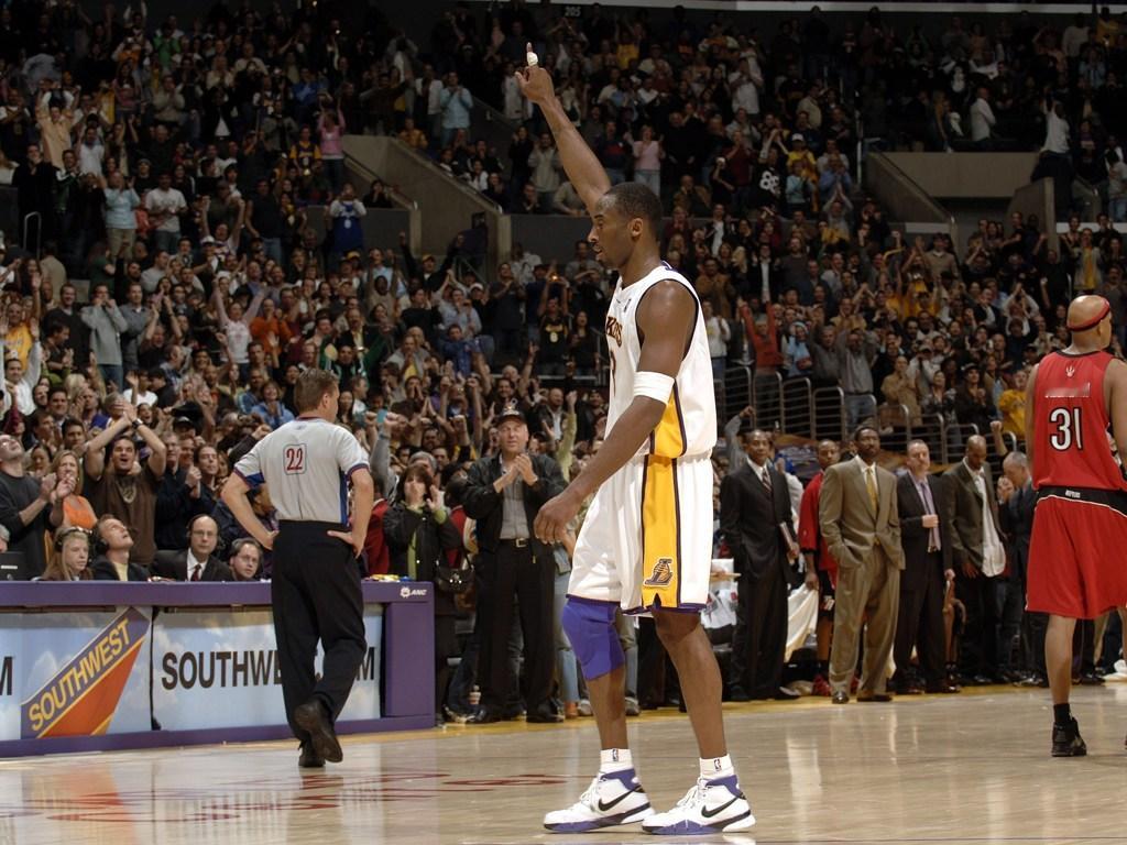 NBA单场81分有多难有些高度，不是纪录，是封印！二十年前，科比面对猛龙单场轰下