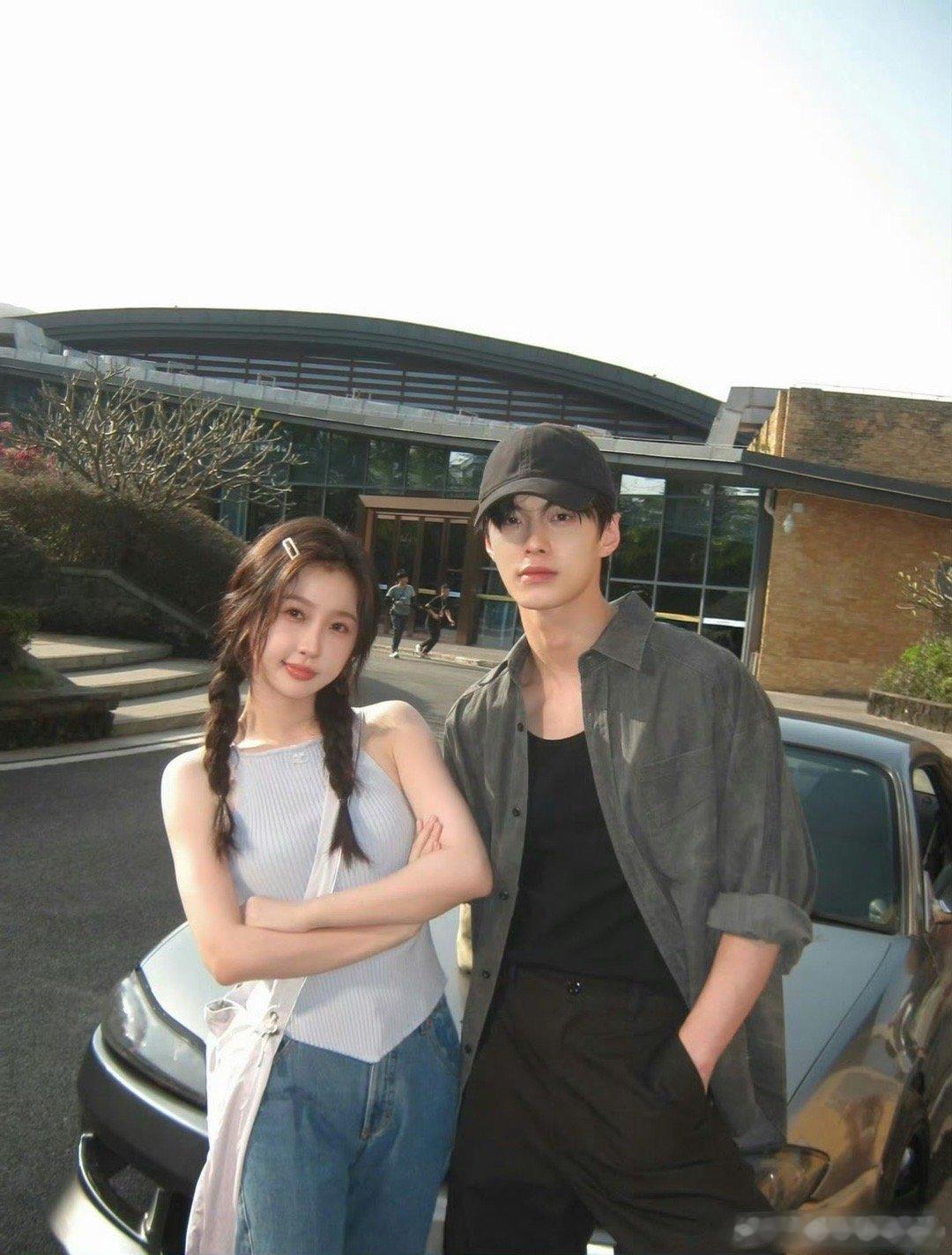 虞书欣何与给所有情侣合照打个样 这情侣照太会了！旅游转场藏着故事感，生命力爆棚，