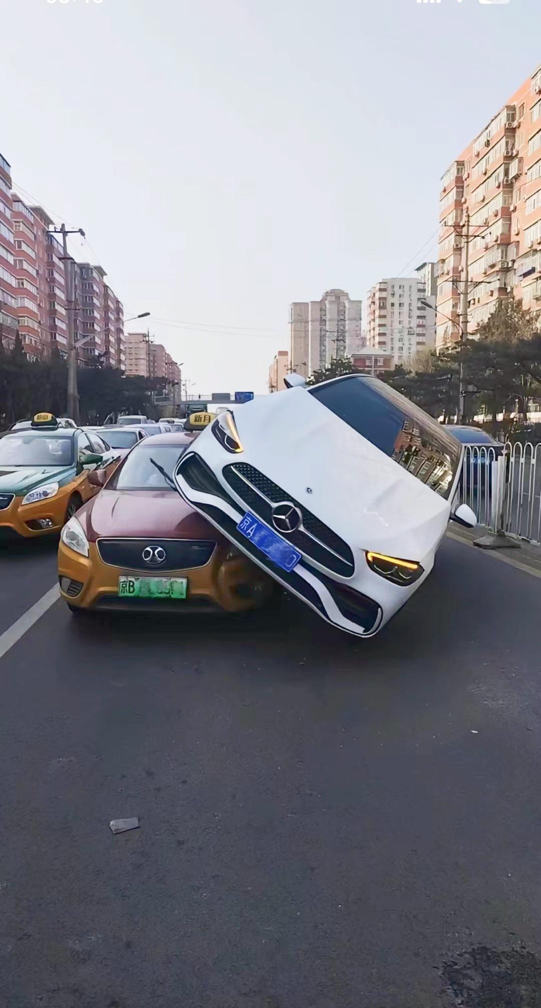 大过年礼让下不好吗？奔驰车主该哭该笑？该笑：关键时刻还得是奔驰该哭：春节还要出T