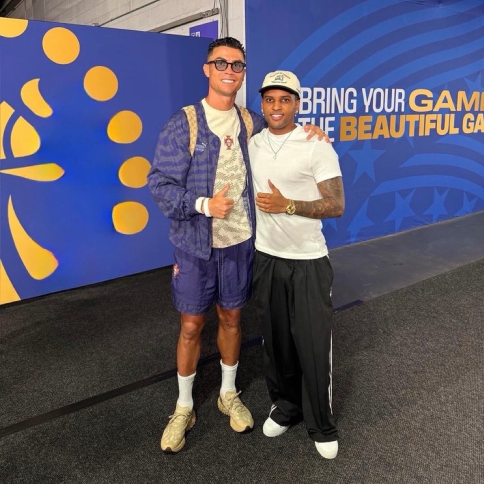 罗德里戈的手机壁纸是他和C罗的合影。🤍halamadrid