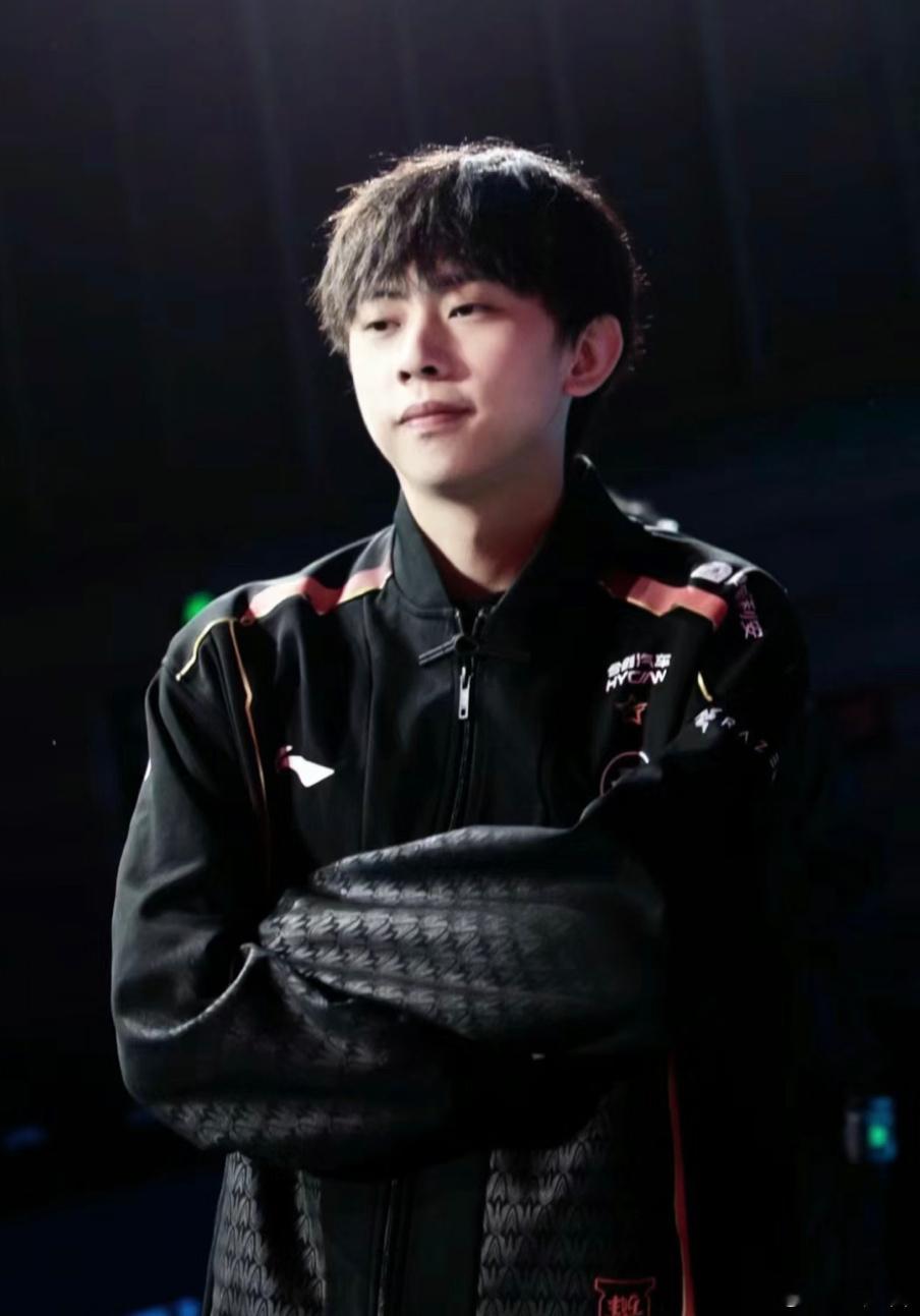 EDG 输了[吃瓜][吃瓜]但 Ale 没输应该挺多人都喜欢 Ale 的，一个是