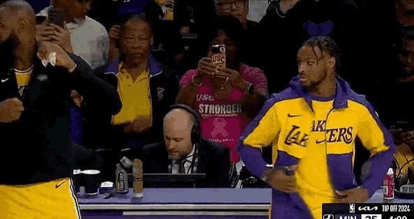詹姆斯和布朗尼成为NBA历史第一对在正式比赛同场竞技的父子。打虎亲兄弟，上阵父子
