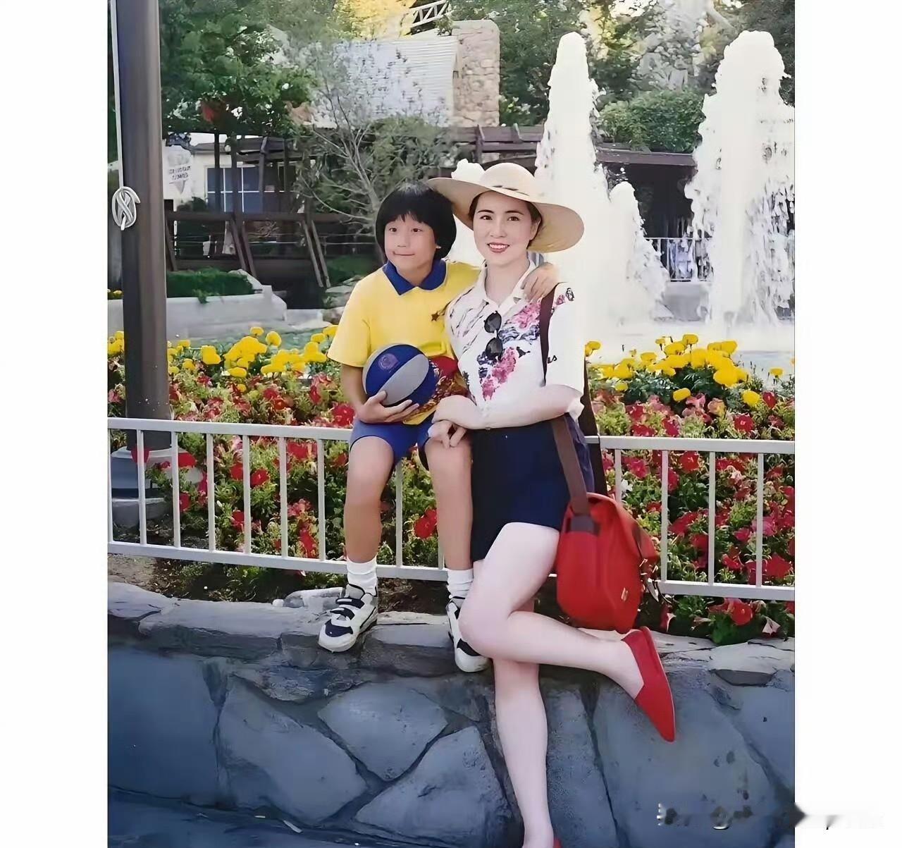 说到林凤娇年轻时的风采，那真是妥妥的女神级别啊！
92年这张生活照里，她穿着简约