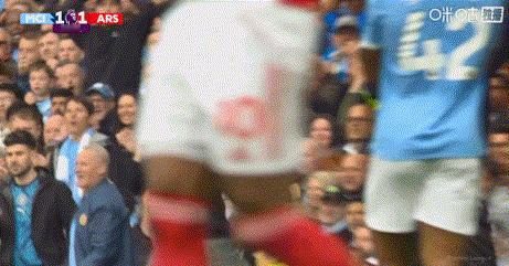 瓜迪奥拉从狂喜到失落，只用了短短两分钟！
曼城主场对阵阿森纳的比赛，第16分钟谢