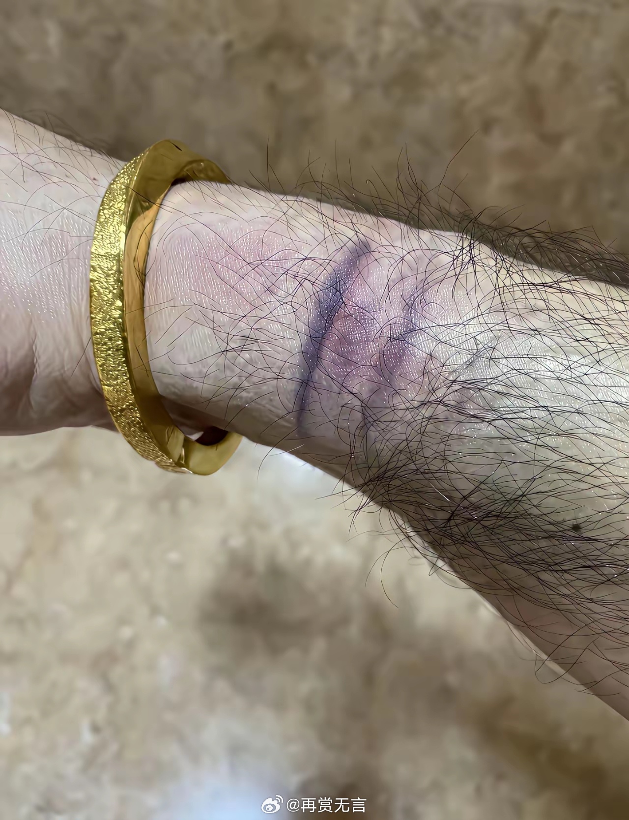 金镯子选30-50克最舒服。200克？那是“手铐”的体验 