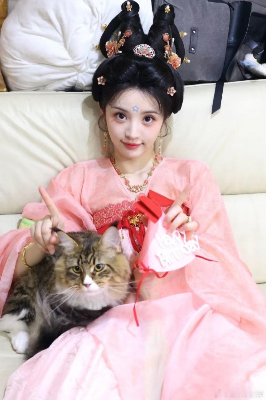 田曦薇子夜归人生镜头 田曦薇在《子夜归》中太会演！猫妖慵懒伸懒腰的小动作、带着狡