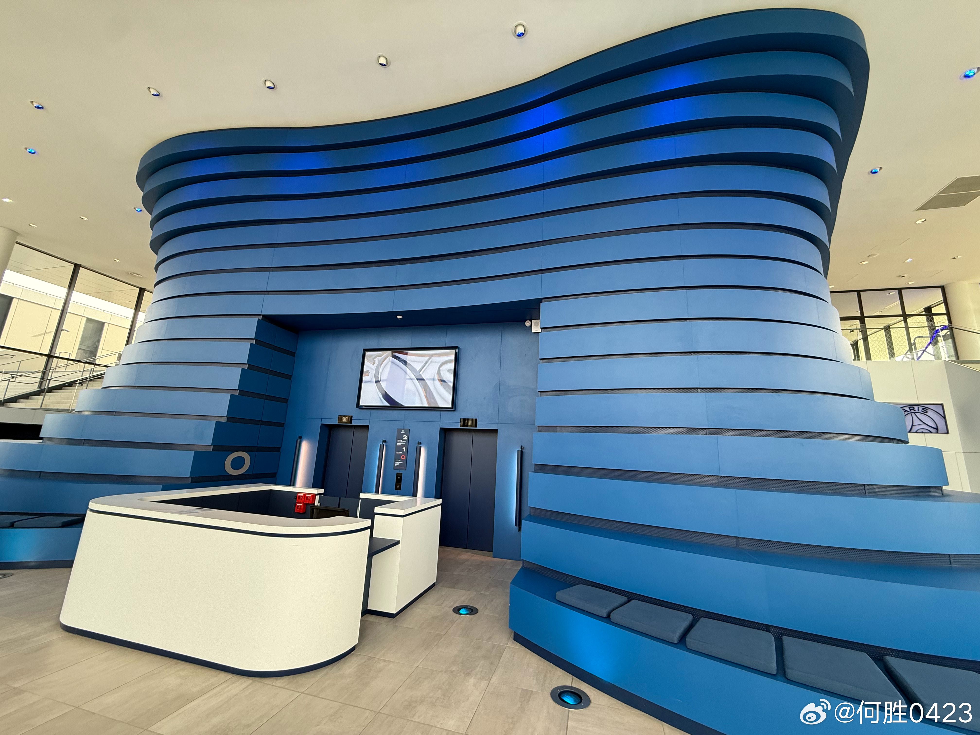 大巴黎的训练基地，从青训大楼到一线队的基地，之间有一段长的楼梯，两边立的牌子上面