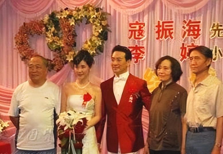 [微风]2003年，49岁的寇振海向演员李婷表白，李婷拒绝的说：寇老师，你比我大