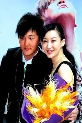 当产后几天的女人被告知“要离”时，窗缝里的光正落在那双皮鞋尖上，冷得扎眼。
19