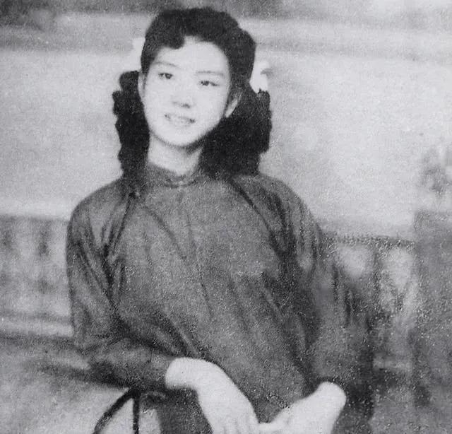 1949年，敌人的审讯室内传来一声惨叫。原来，特务竟然将烧红的烙铁狠狠地按在了女