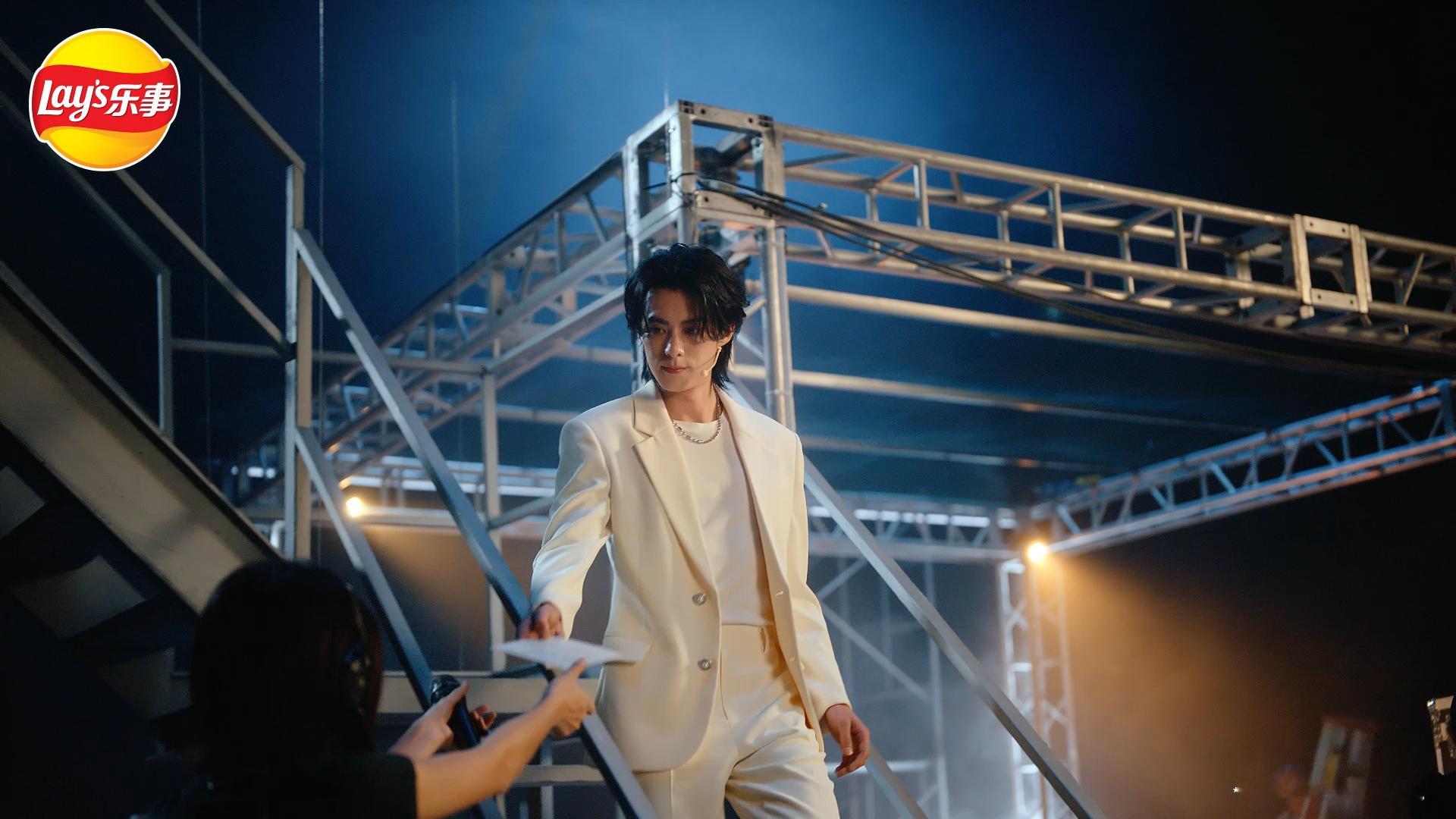 想吃王鹤棣手里的薯片 镜头前是气场全开的西装霸总，收工后秒切沙发瘫吃薯片模式，咔