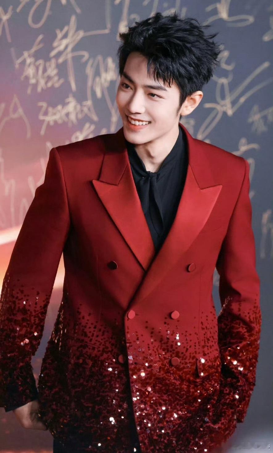内娱男星穿红衣 哇！内娱男星穿红衣真的太惊艳了！肖战的红衣造型，温润得如同山间的