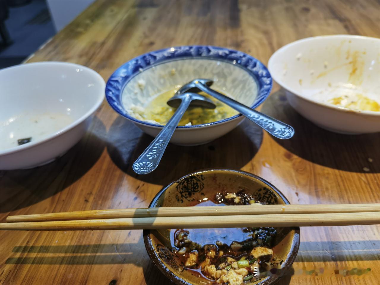 好好吃了一顿饭

       今天，难得在路上遇见一个豆花饭饭店，也是好久没有