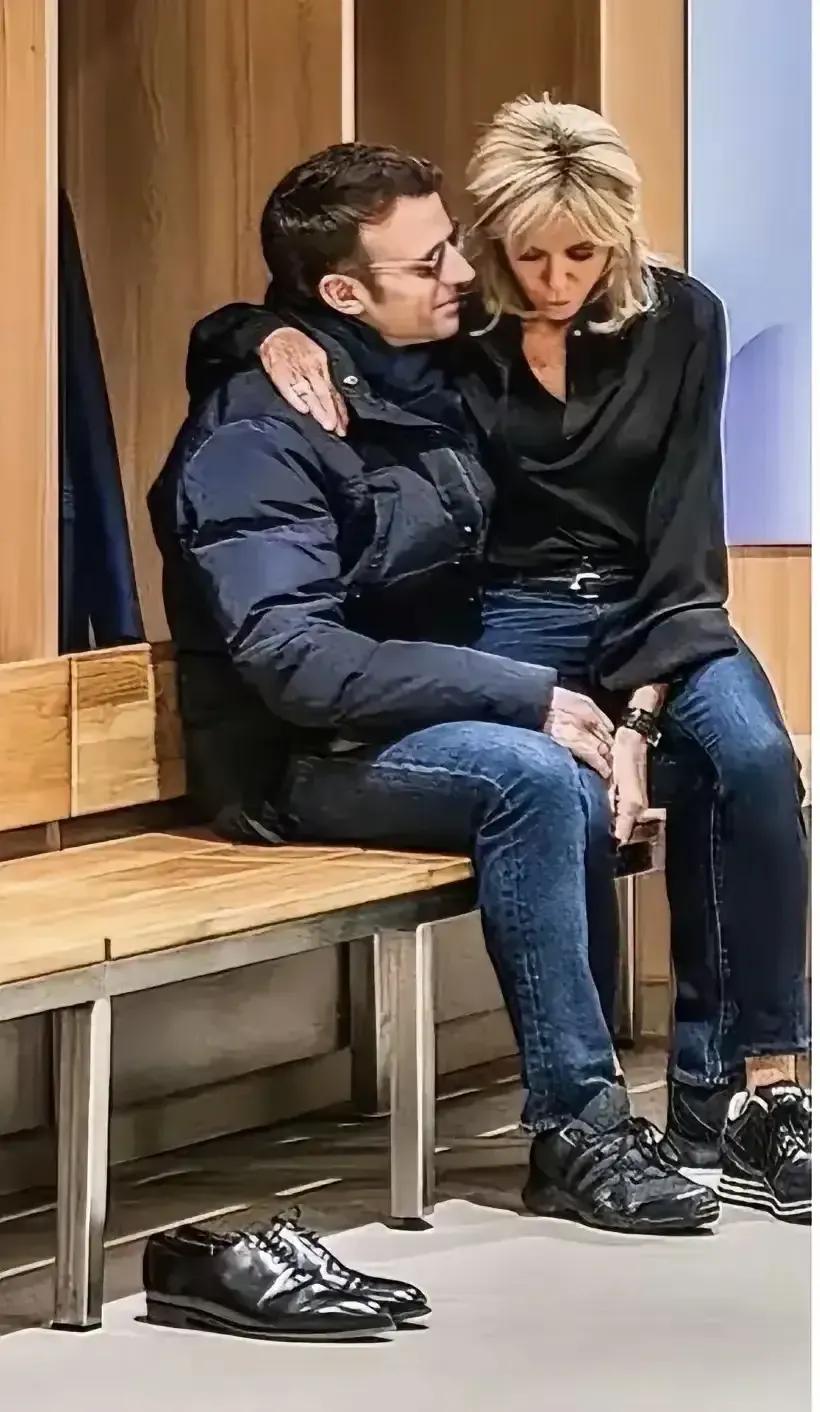 马克龙总统与妻子的恩爱镜头让人不得不佩服，年龄差距不是爱情的障碍，他们的爱越来越