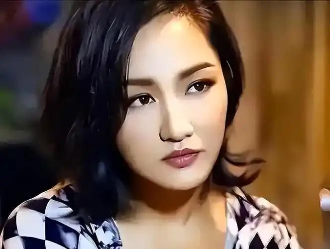 1998年，瞿颖拿出10万元在常德给哥哥买下三居室婚房。同一年，她在北京接广告、