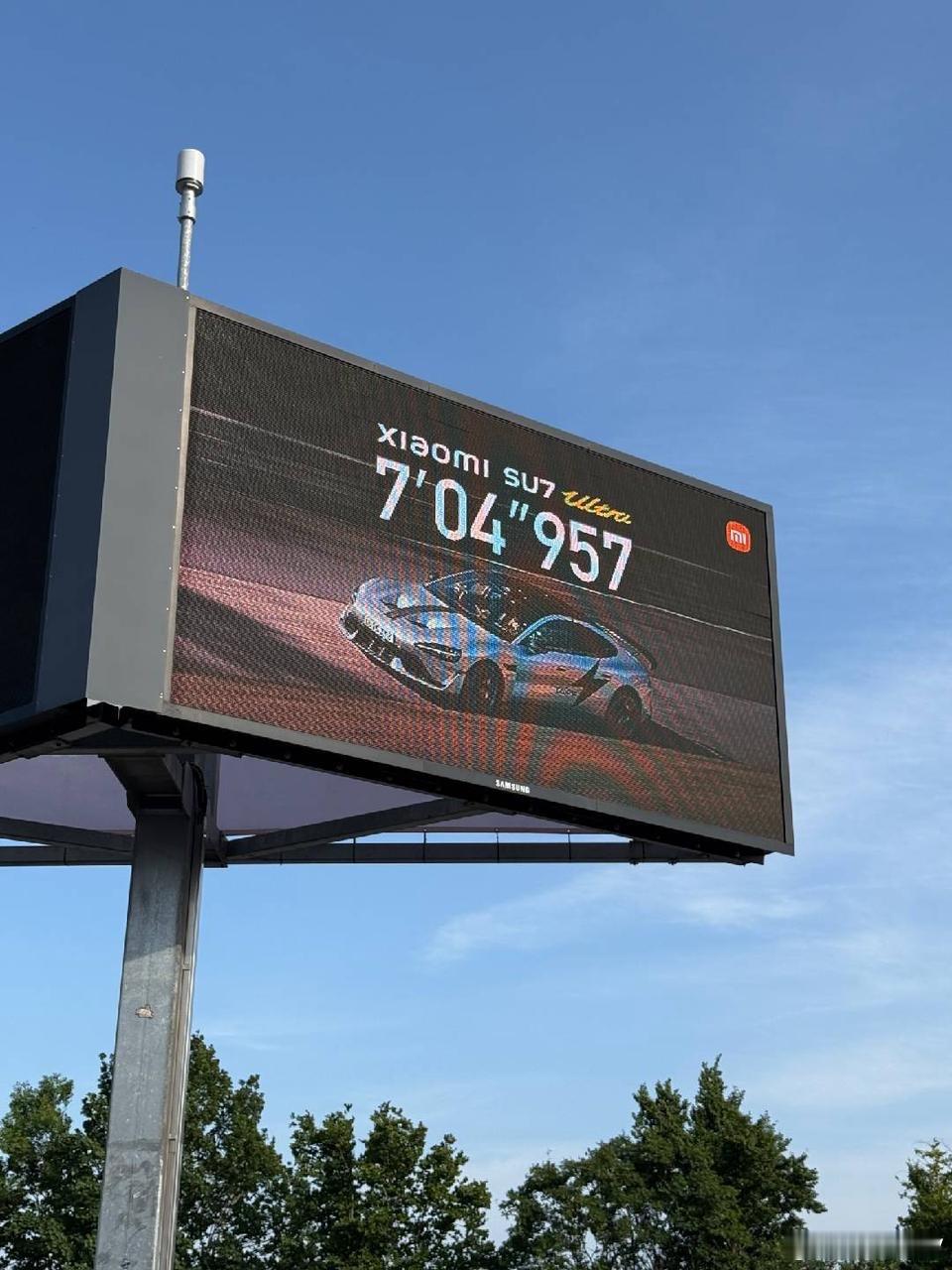 小米SU7 Ultra量产车取得7分04秒957的成绩登顶“纽北最速量产电车”，