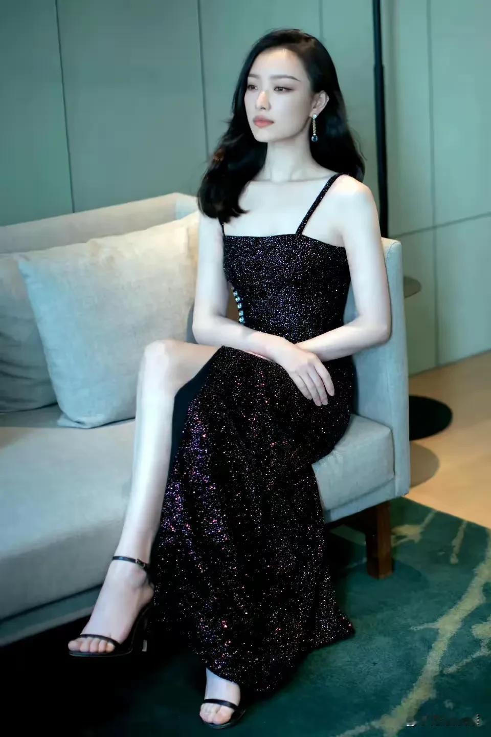 中秋佳节看美女！
倪妮这气质简直逆天！
我不爱月饼爱倪妮！#你钟情于倪妮吗#