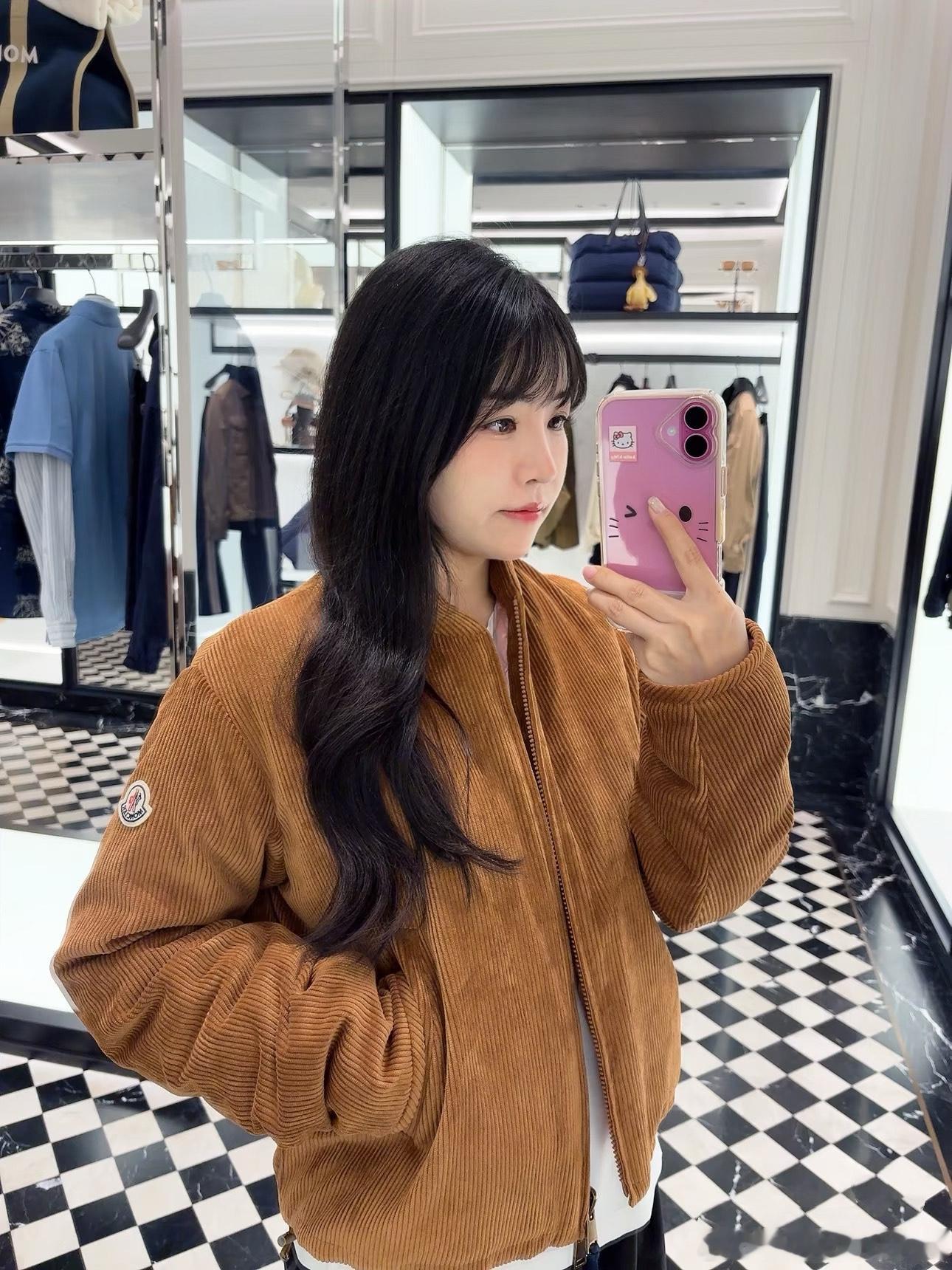 Moncl**灯芯绒短款羽绒服，可正反两面穿，短款廓形 拉高腰线 ，内里填充90