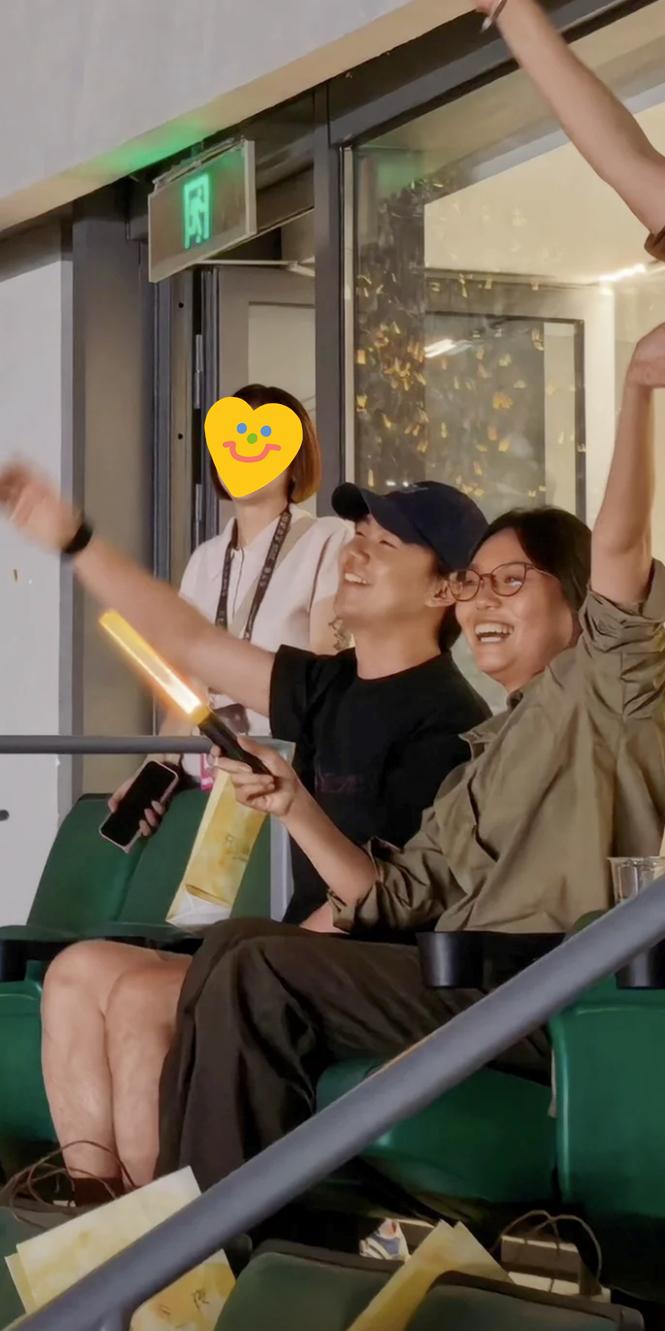 郭麒麟现身毛不易北京演唱会，与李雪琴一起上大屏，暴瘦后变化大开始被观众错认！郭麒