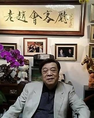 央视前主持人赵忠祥生前有一次去北京潘家园古玩摊捡漏，相中了一根玉管，摊主要价两万