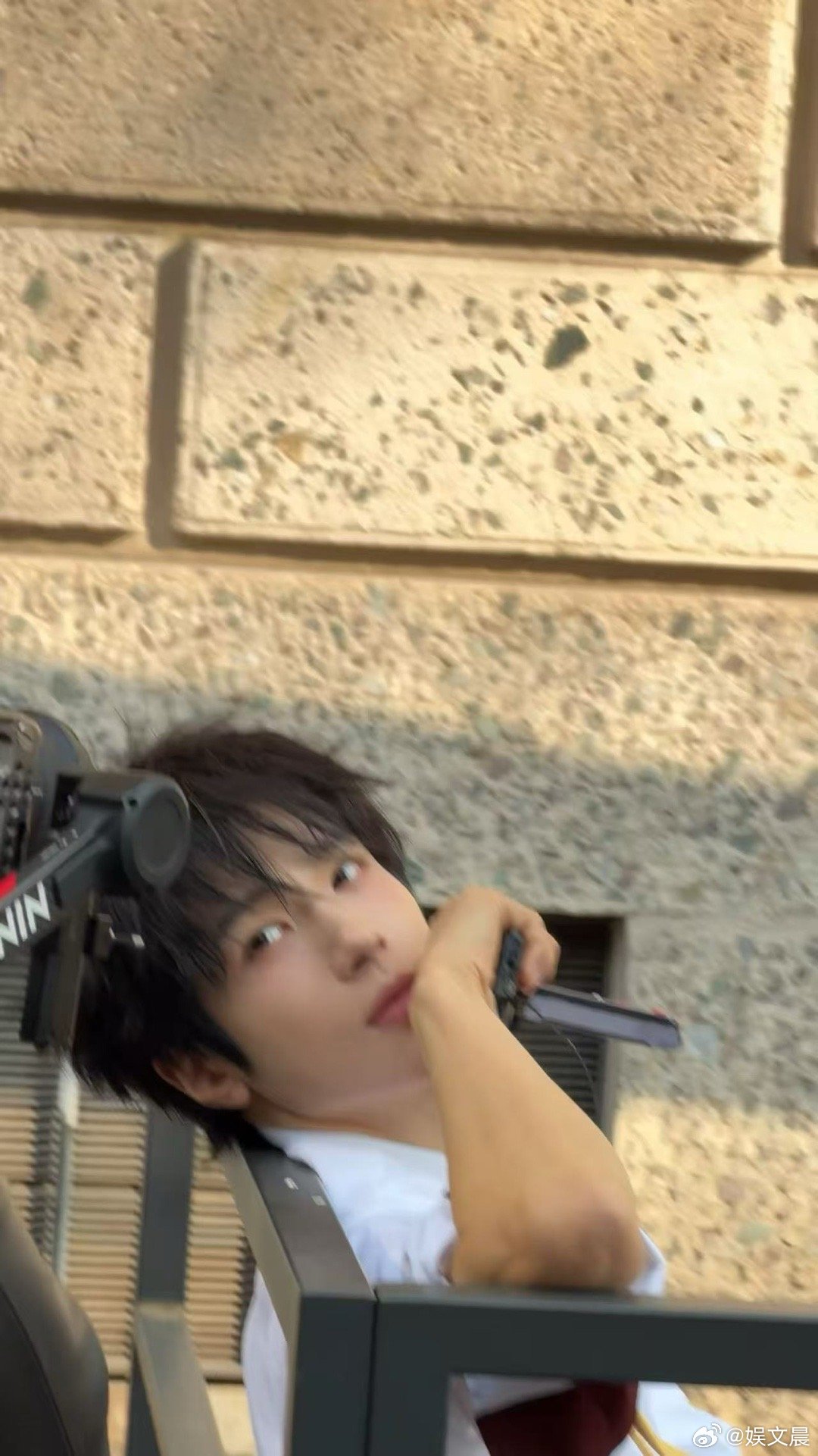 余承恩小鹿眼真的很难不被余承恩这双小鹿眼打动，眼型圆润又精致，眼神干净得没有一丝