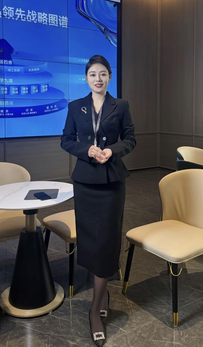 职场精英风采，自信满满，专业形象！
干练职场女性 职场气质女人 干练女神职场 职