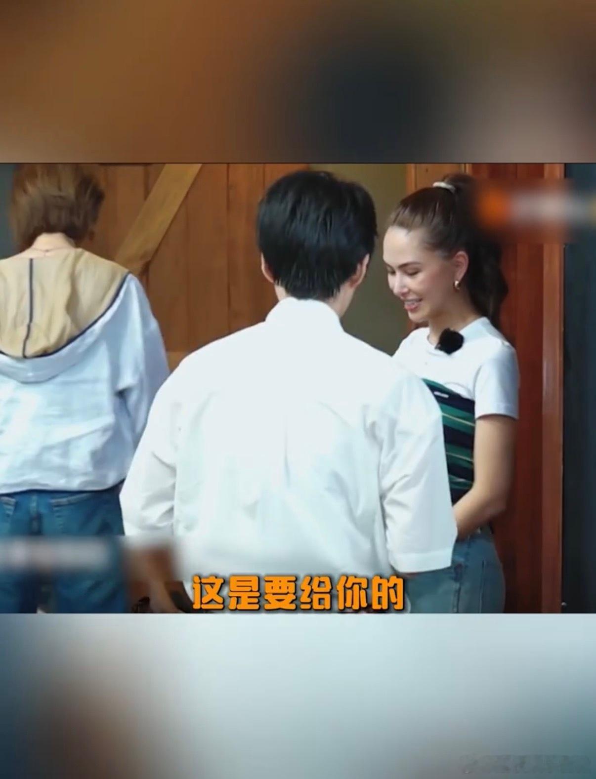 昆凌给姜妍送礼物三次才送出去 昆凌的内向属性直接拉满！准备送给姜妍的小礼物，纠结