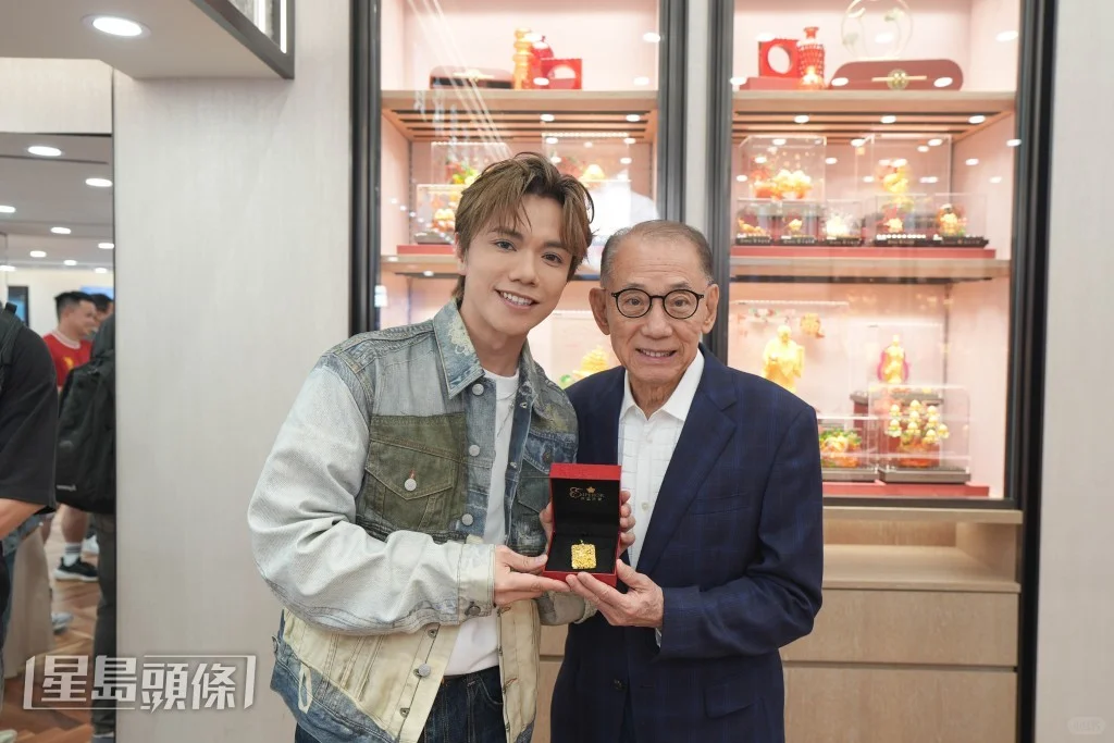 张敬轩见面会粉丝通宵排队水泄不通，呼吁留港消费 	 日前，张敬轩于英皇...