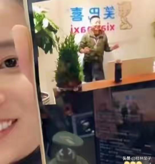 小熊说姚策曾卖货过亿你相信吗？
近日，
小熊在直播间又谈到姚策，
说他在2016