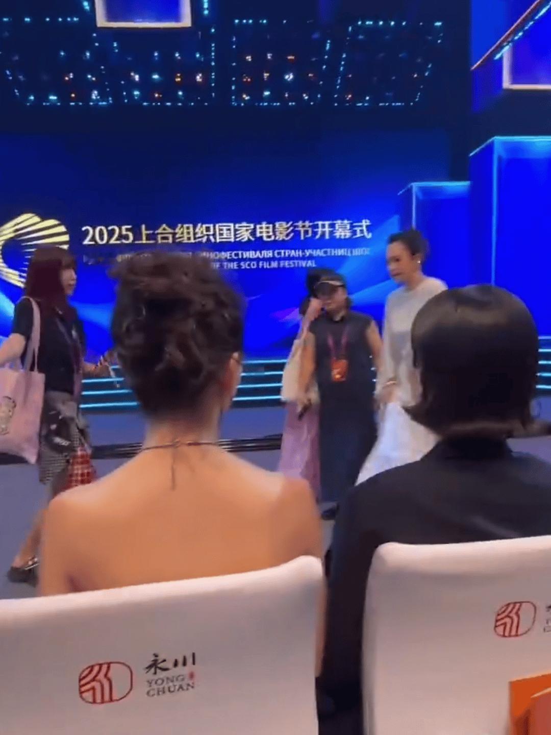 王俊凯一边章子怡，一边周冬雨，也是升咖了啊？[哆啦A夢吃驚][哆啦A夢吃驚][哆