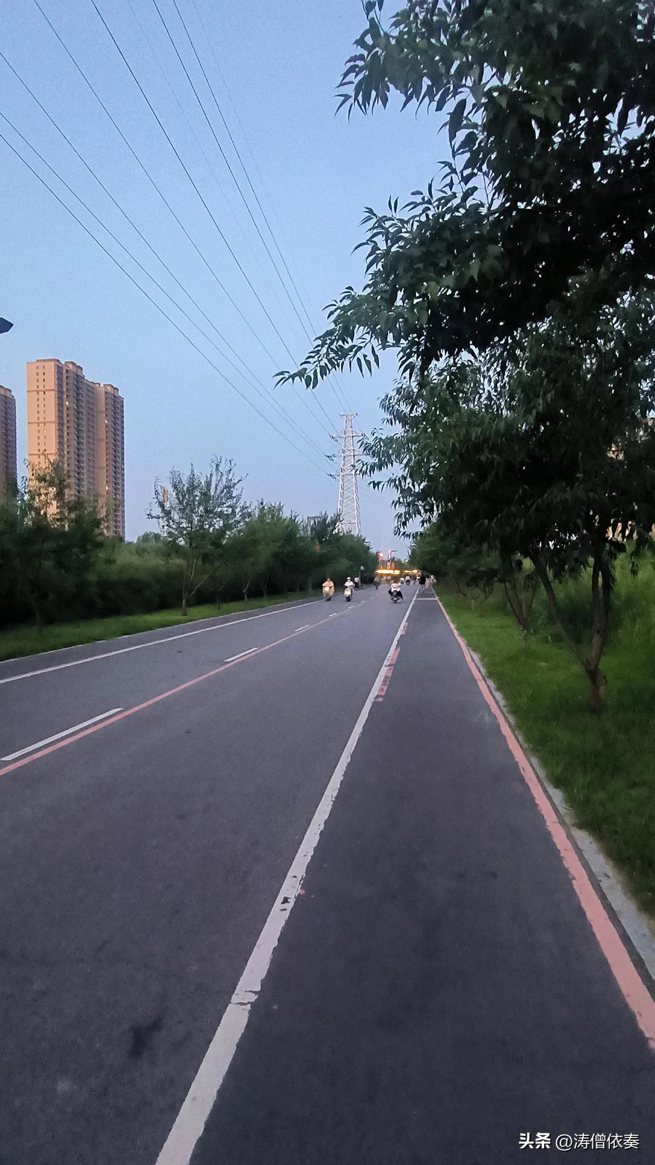 夜骑保定北堤路。

秋风带来了丝丝凉意，但挡不住人们锻炼的脚步。

散步的人们悠