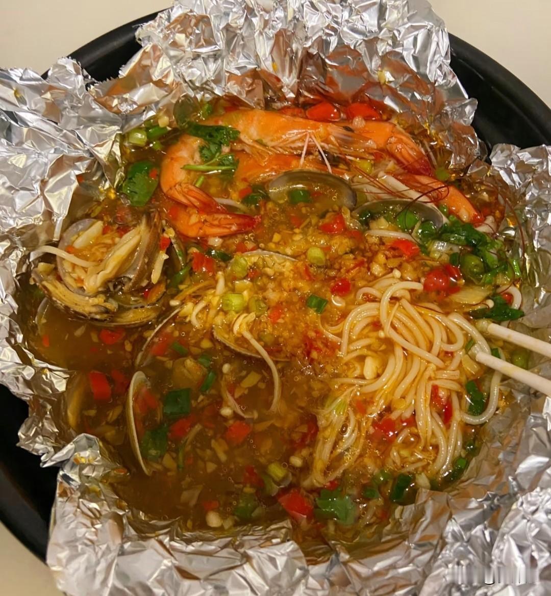 高中生谈恋爱这么明目张胆了吗！

中午下班想吃锡纸花甲粉了，所以就去了美食城，因