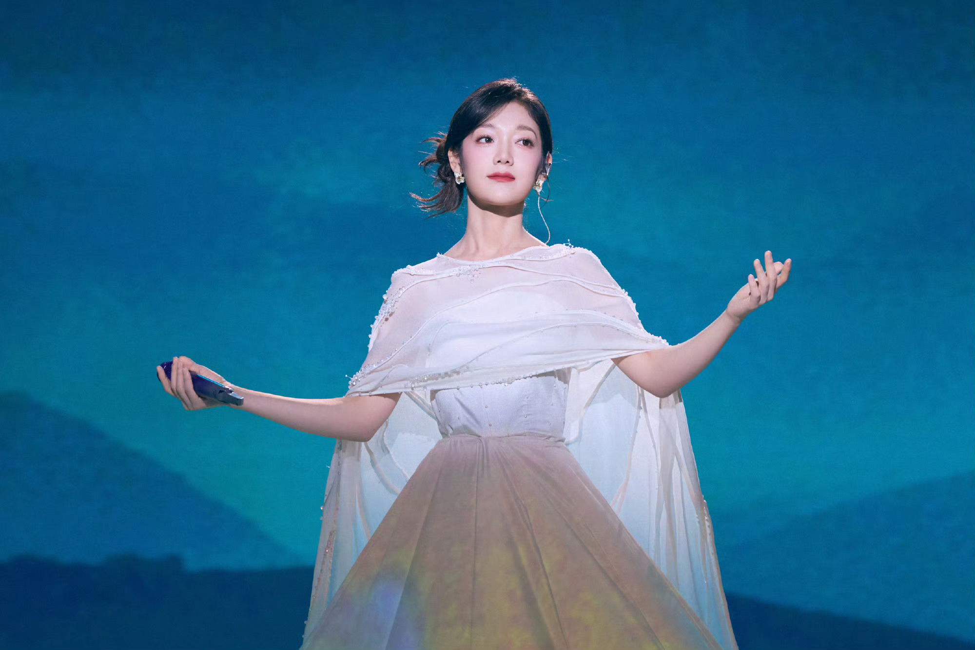 希林娜依高7米变色长裙唱浮光太美了，这哪是裙子，这是行走的山水画啊