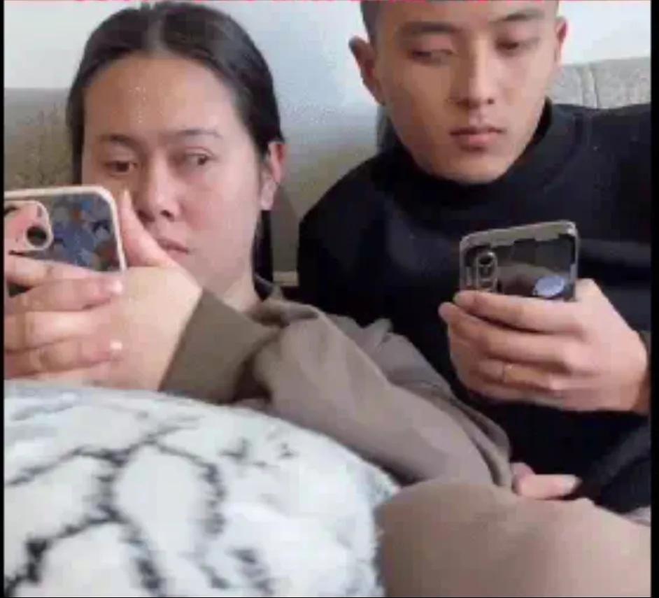 这夫妻俩玩的花啊！两只眼睛，一只站岗，一只放哨，没一个让人省心的，没一个让人放心