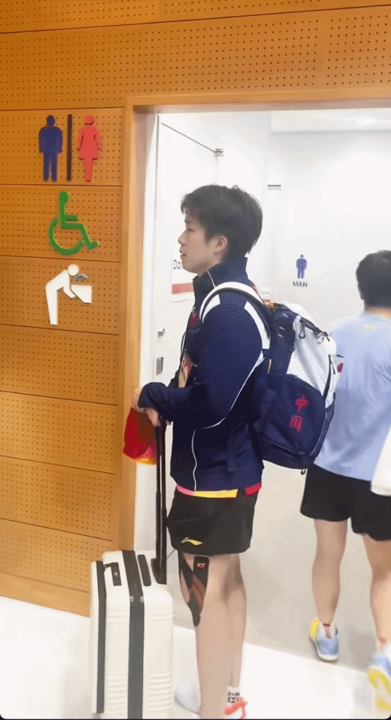 哈哈都堵在厕所门口了，让不了一点，还背着个包包，幸好妹妹身板小，侧下身便能过了。