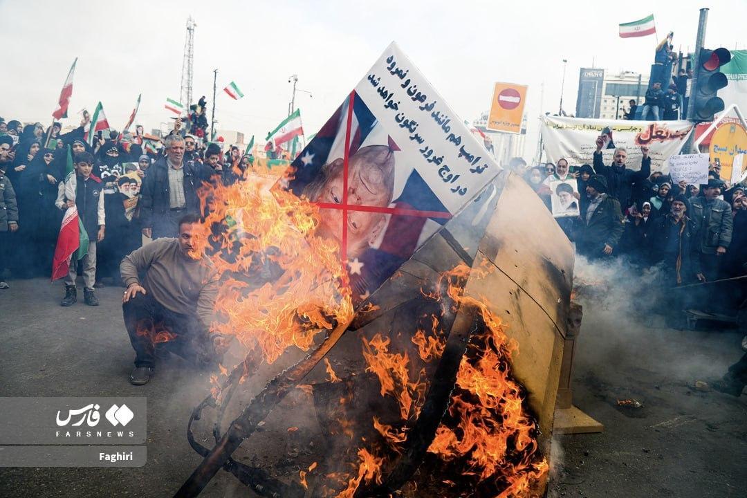 在伊朗的多个城市，民众将内塔尼亚胡和特朗普的画像悬挂示众后浇油焚烧。何天恩