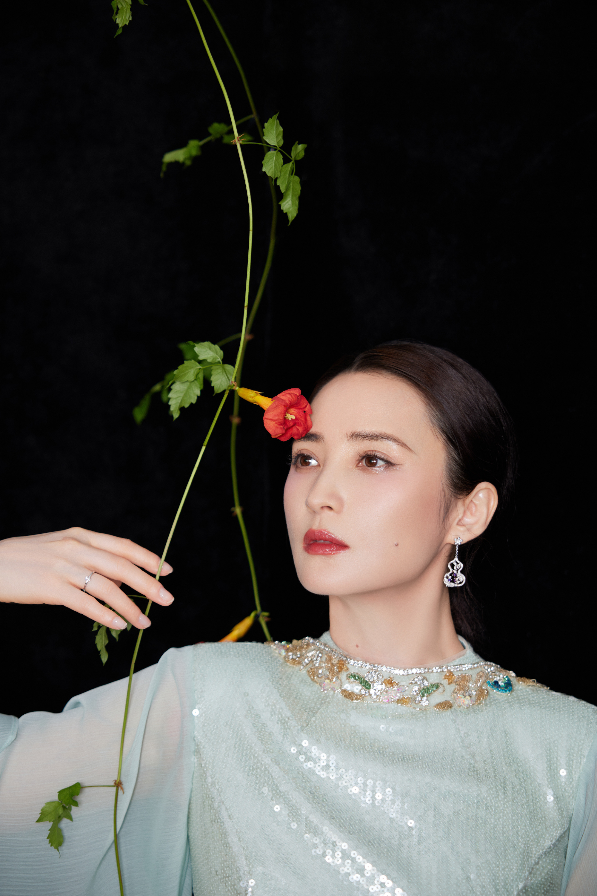 蒋勤勤国泰民安的美感蒋勤勤这身新中式长裙太惊艳了！藤蔓花朵点缀得刚刚好，整个人温