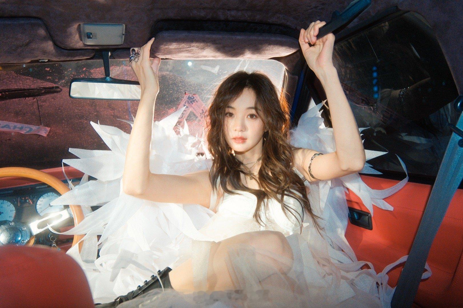 胡意旋流浪天使美到犯规 胡意旋流浪天使造型一登场，直接美出新高度！从甜美乖巧秒切