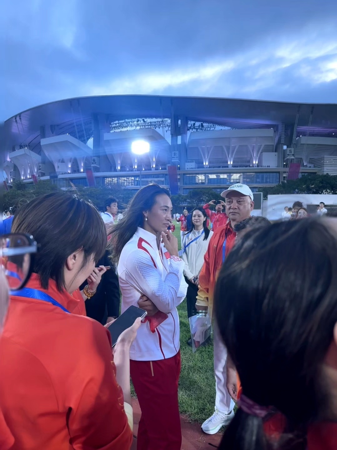 郑钦文担任湖北代表团旗手郑钦文亮相全运会开幕式全运开幕式打不打比赛不知道，但是要