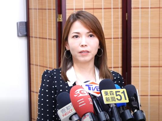 民众党团主任陈智菡最近也是把话说很大，直接要求国民党监控舆情来稳定蓝白关系，说白