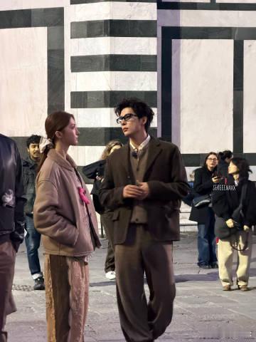 佛罗伦萨偶遇王安宇金晨 佛罗伦萨的风景美不胜收，但王安宇与金晨的同框更是让人惊艳