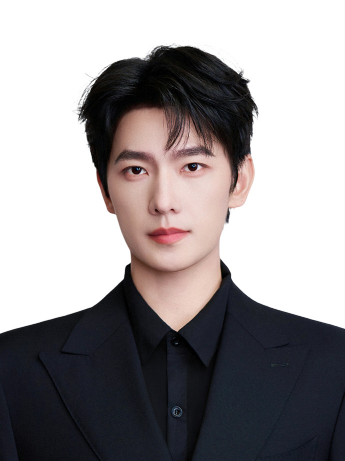 杨洋证件照黄金比例  杨洋证件照模板品牌晚宴这张出圈证件风生图彻底印证什么是黄金