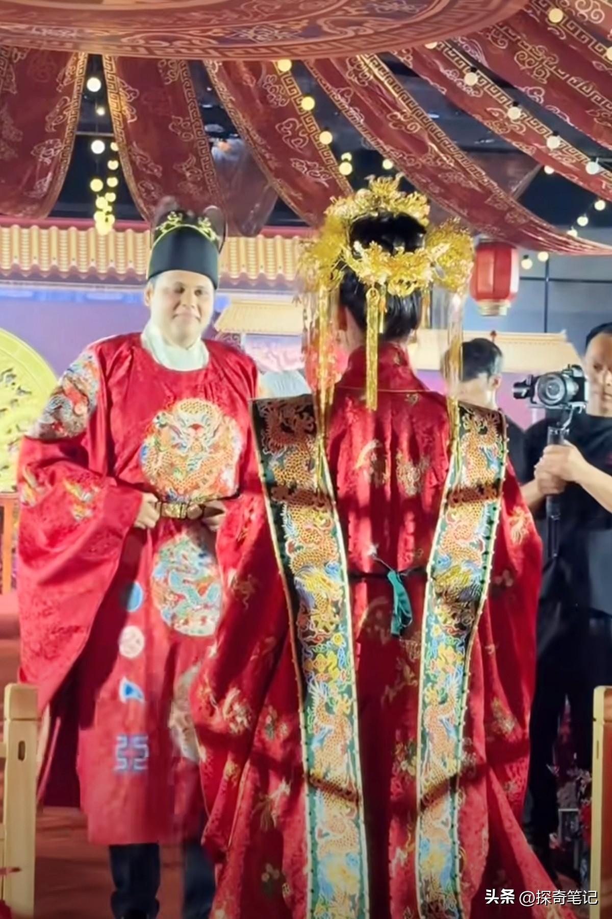 最近刷到不少中印结合的婚礼视频。看这位安徽姑娘嫁穿汉服的印度小伙，画面看着挺美。