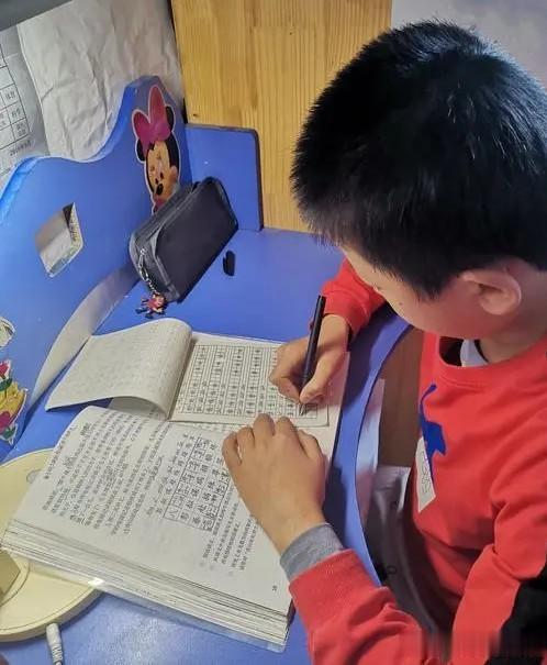 班主任的忠告：小学六年抓好四件事，孩子到初中后成绩肯定差不了。

1、英语一定要